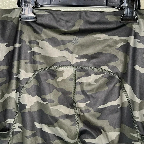 Athleta Ultimate Camo 7/8 Tight Size 1X - Picture 4 of 7